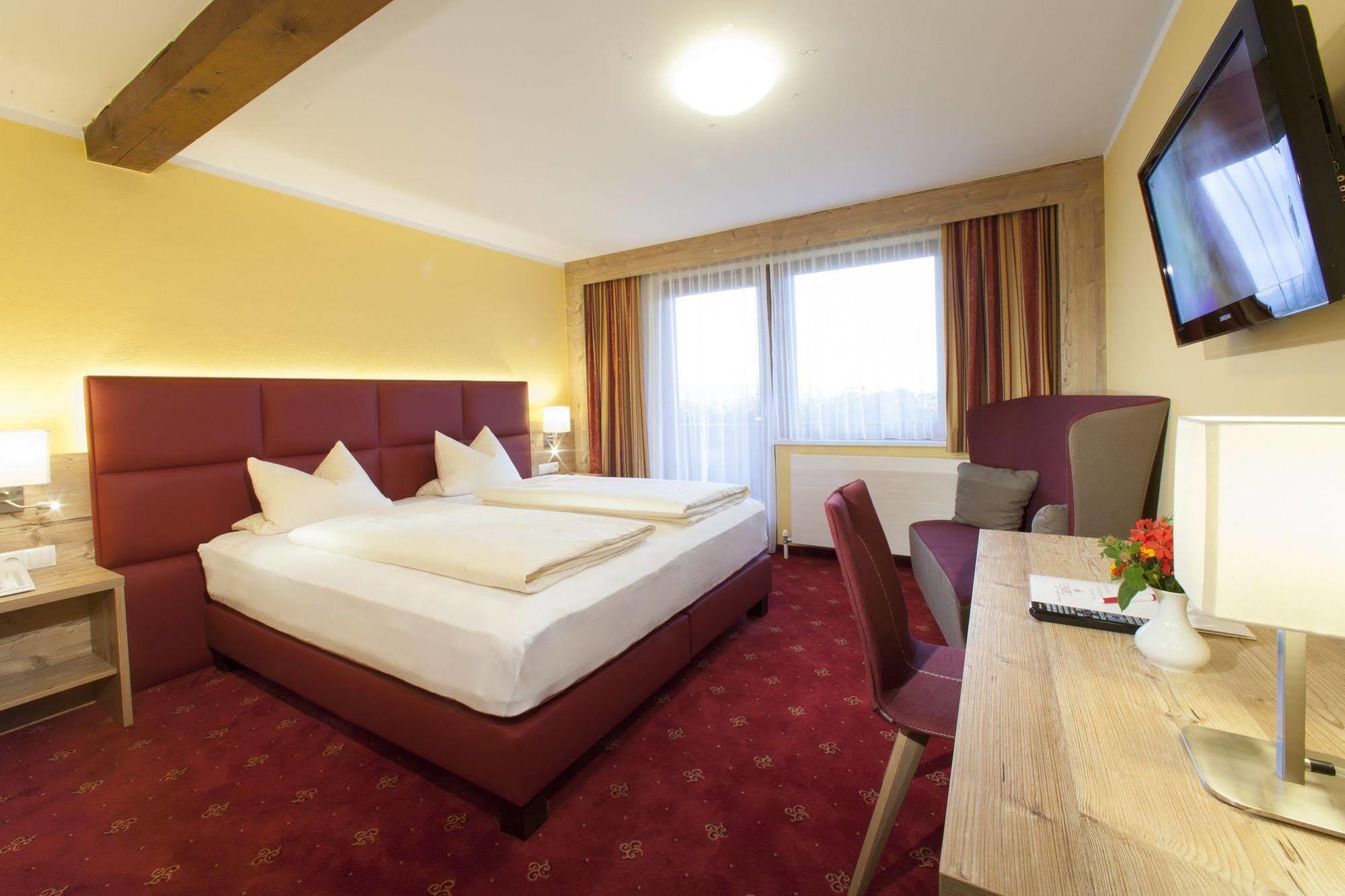 Hotel Bruno Fügen Exteriör bild