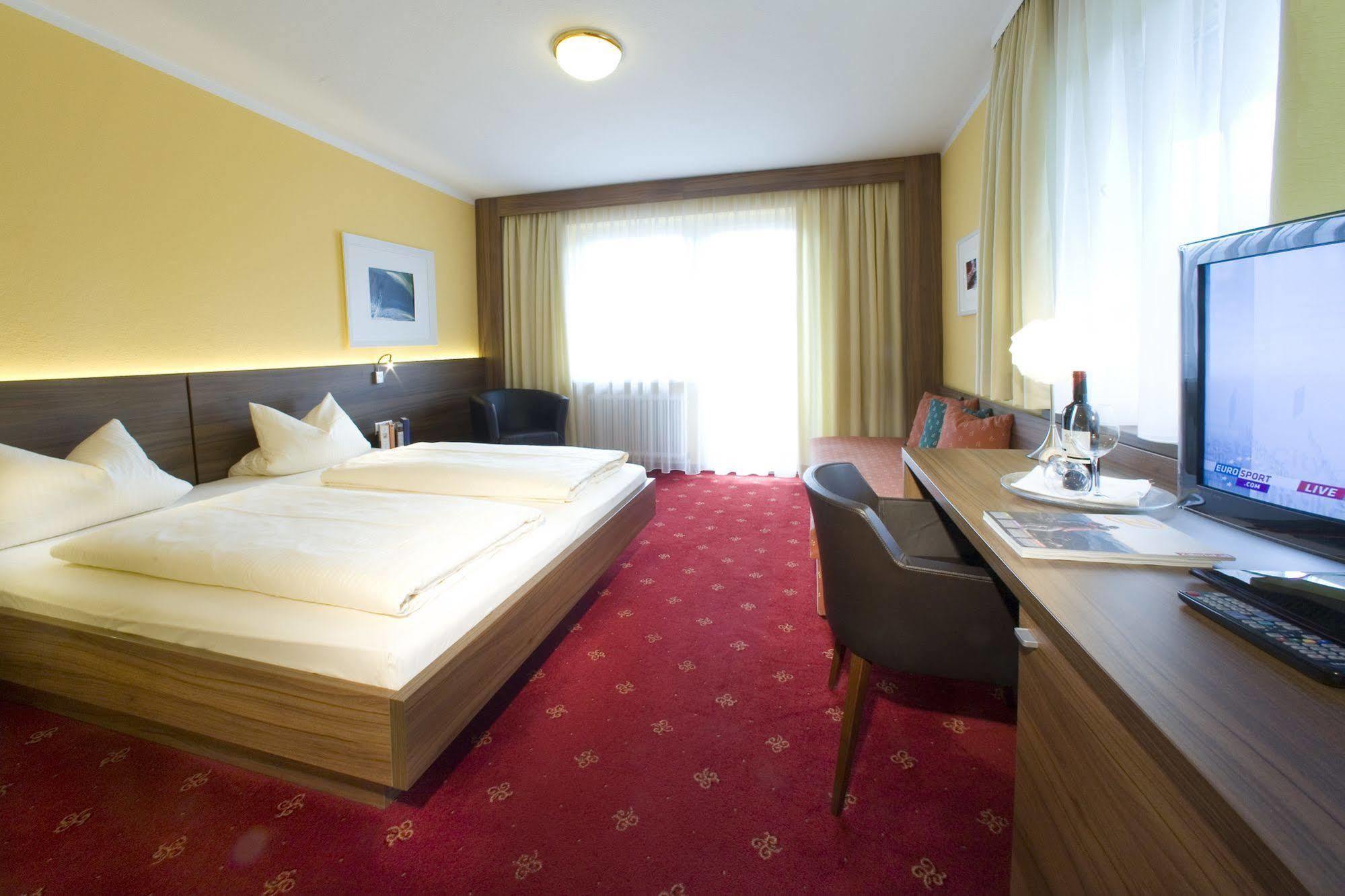 Hotel Bruno Fügen Exteriör bild